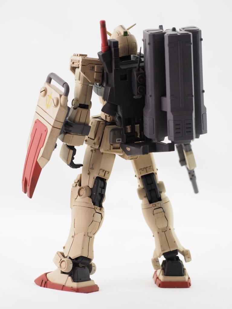 【製作コンセプト】東南アジア戦線において、連邦地上軍機械化混成大隊（通称コジマ大隊）に配備されたガンダムの一機同大隊の主力MSは陸戦型ジムと陸戦型ガンダムであるが、戦場では別型のガンダムの目撃情報が連邦・ジオン双方で多数確認されていた。その実態は連隊長であるイーサン・ライヤーが戦功を挙げるため、自身の軍内での出世のために極秘裏に取り寄せたものであり、コジマ大隊でも一部の者しか知り得ない。型式番号は安易ですがEz8に倣ってExtra-Ground-Custom＝EGCとしました。妄想ならガンダムなんてなんぼ居てもいいですからね！