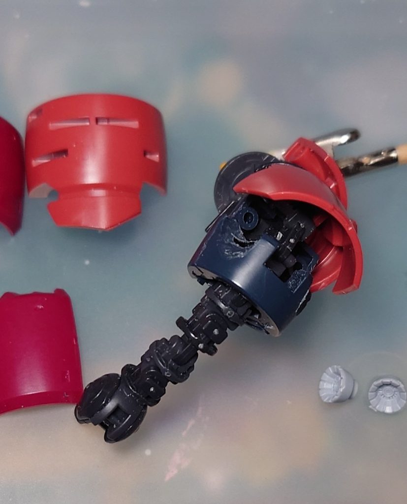 ヒジのカバー裏に、改造パーツのバーニアノズルとスラスターノズルを仕込みました