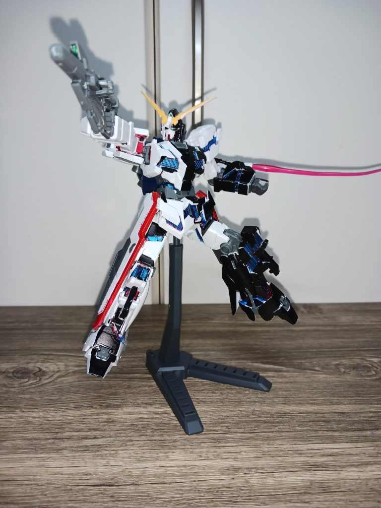 本機はライト(レイも)との戦いで損傷してしまったレプリクトを改修した機体。パイロットである｢カイト｣の意見を元に開発が進められていった。黒の部分は損傷や改修した部分で硬くなっている。足首がないのは内部にスラスターを大量に配備されているためである。武装は特に変わっていないが出力は向上している。