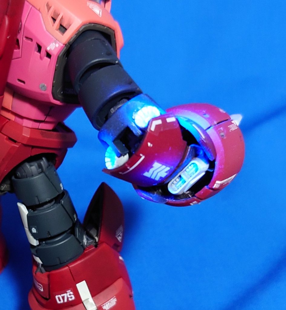 通常の3倍速で打突。連邦の量産MSに腹パン。・蛍光ホワイト塗っておきましたので、UV当てるとこの様に