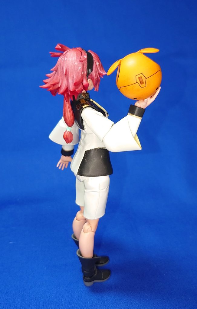 後ろ側です。ハロも付いてます。背中に付属のアクションベース６halfの接続穴あります。