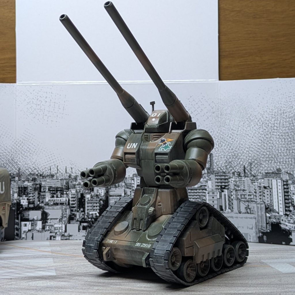 自衛隊へのガンタンク配備はUC.0079.12月上旬には開始され、コアブロック搭載の先行量産機3両が配備された。配備に当たって自衛隊では乗員の生存性に難有りとして一部改修を実施。電子装備の改良およびコックピットの装甲化が行われ、以前よりガンタンク運用部隊から問題視されていた乗員の生存性を向上させた。また、自衛隊配備に伴ってカラーリングはトリコロールから運用する陸上自衛隊の2色迷彩へと改められた。国連軍ではこの自衛隊仕様機をJ型と呼称した。