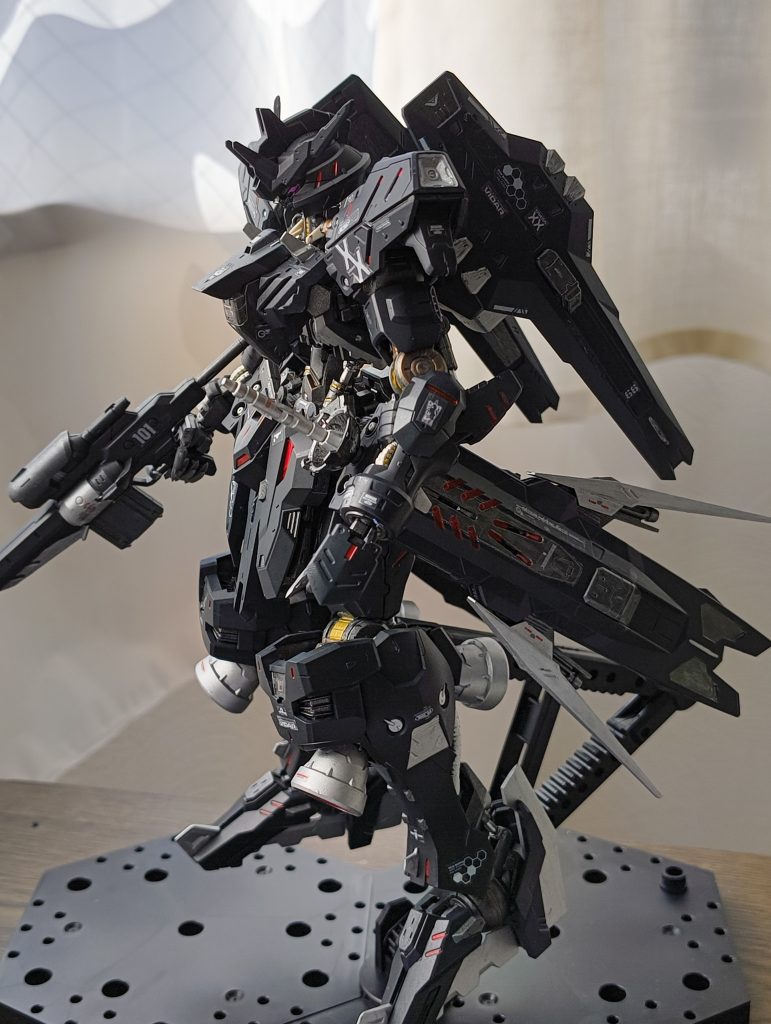 赤い部分は、ガンダムマーカー ロイヤルメタレッドにて塗装インクを出して、爪楊枝で色をのせています