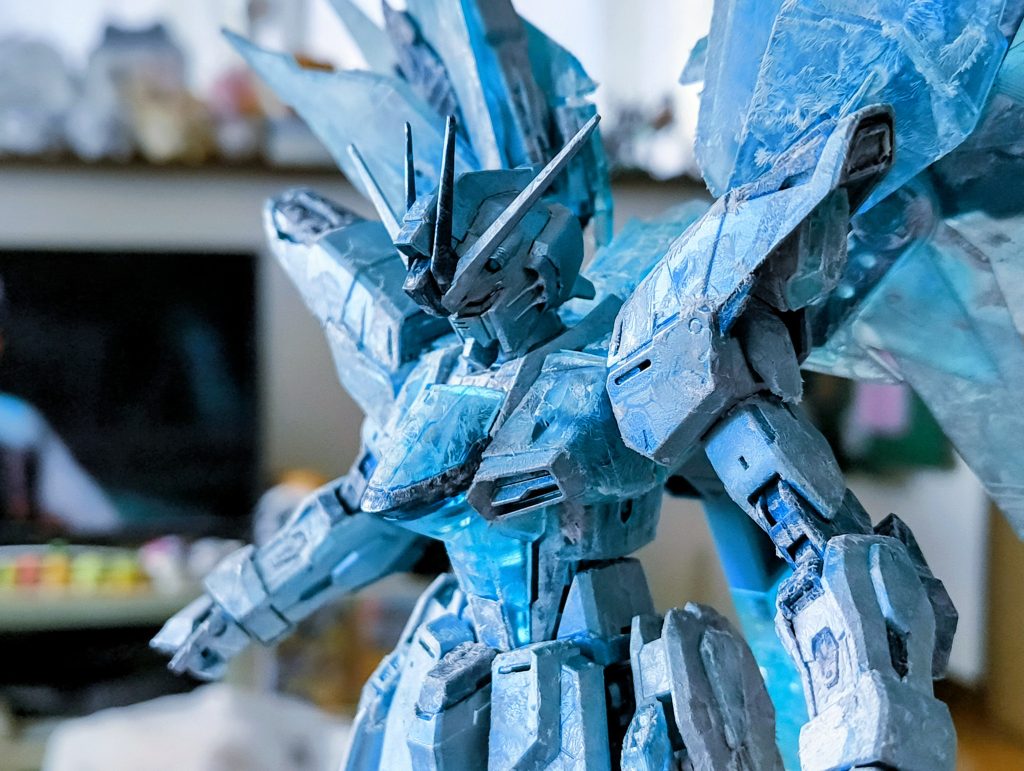 つや消しトップコート本来クリアパーツには光沢のトップコートを吹きたいところですが、今回は氷の不透明度を表現するため、つや消しトップコートを使用さらにファレホの塗料で表面上の氷の膜、霜感を追加