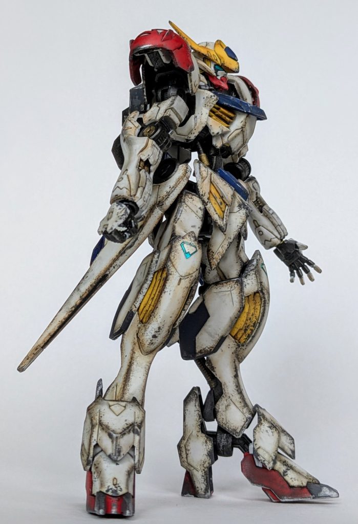 鉄血シリーズはやはりウェザリングでしょう！と頑張ってみました。リアルタッチマーカーとウェザリングマスターで陰影とサビ、グレー系でスポンジチッピング、百均の銀のマーカーと綿棒でハゲチョロと、教科書通りの工程で。メカ部分は、赤鉄色＋百均のゴールドのマーカーで塗装です。