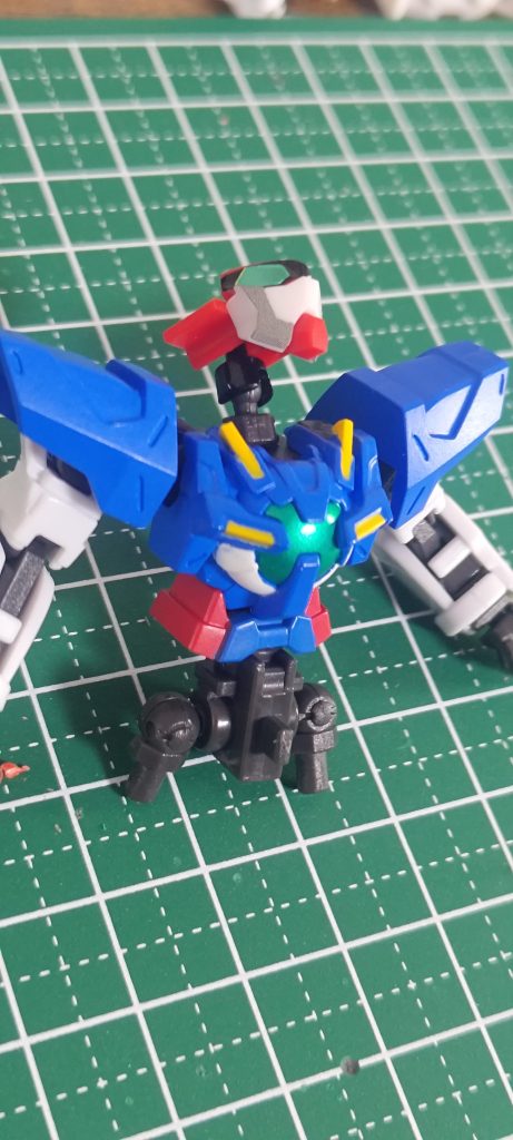 頭は首関節にホビーベースのボールジョイントミニを噛ませて頭の裏側に2mm穴を開けることで接続しています。