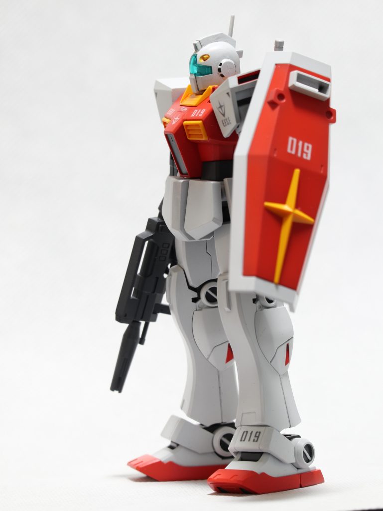 白いMSだけど白背景もいい