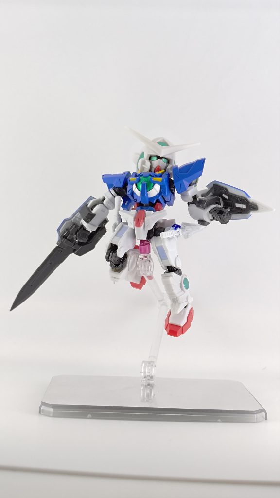 振りかぶるポーズ。