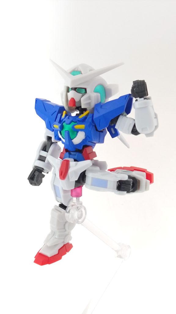 カプセルアクションの可動域を活かして可動は良好です。胴体のアンテナは頭と干渉するため一部カットしています。