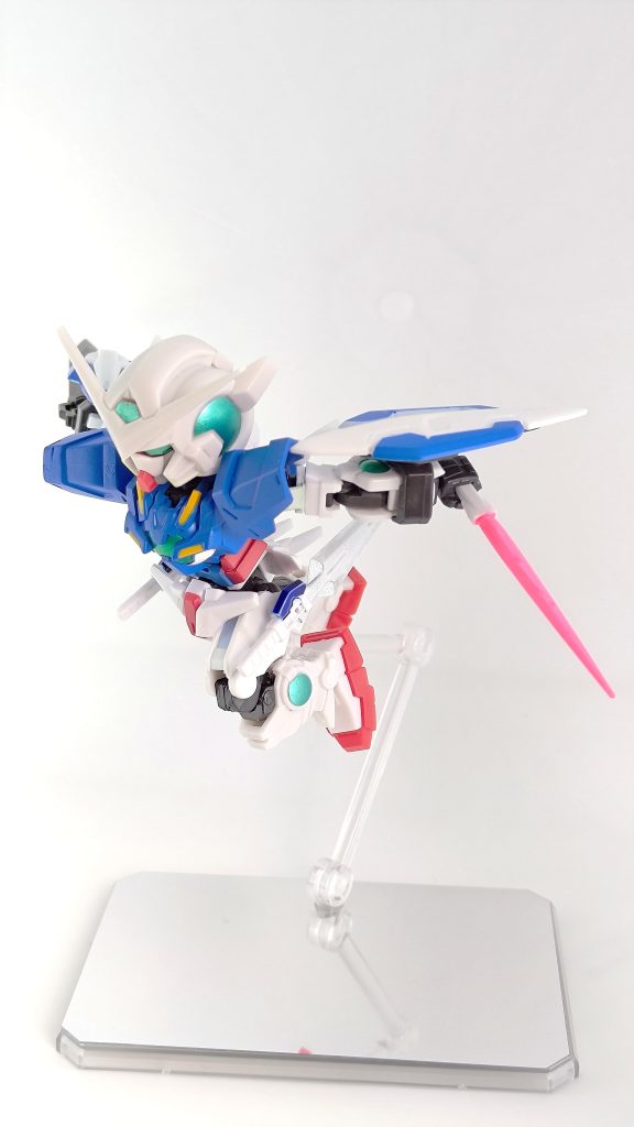 以上です。自分は頭身高めなSDが好きなのでエクシアを好みの体型にできて満足です。カプセルアクションのエクシアは発売からしばらく経ちますが、売り場にはまだまだ残ってるのを目にしますね。最初はムキムキなエクシアって何かイメージと違うな...と思っていたのですが、それがかえってSDとの親和性は高かったです。もし手元にモビリティジョイントやMSアンサンブルのエクシアがあれば、こんな感じで組み合わせて遊んでみるのも面白そうです。