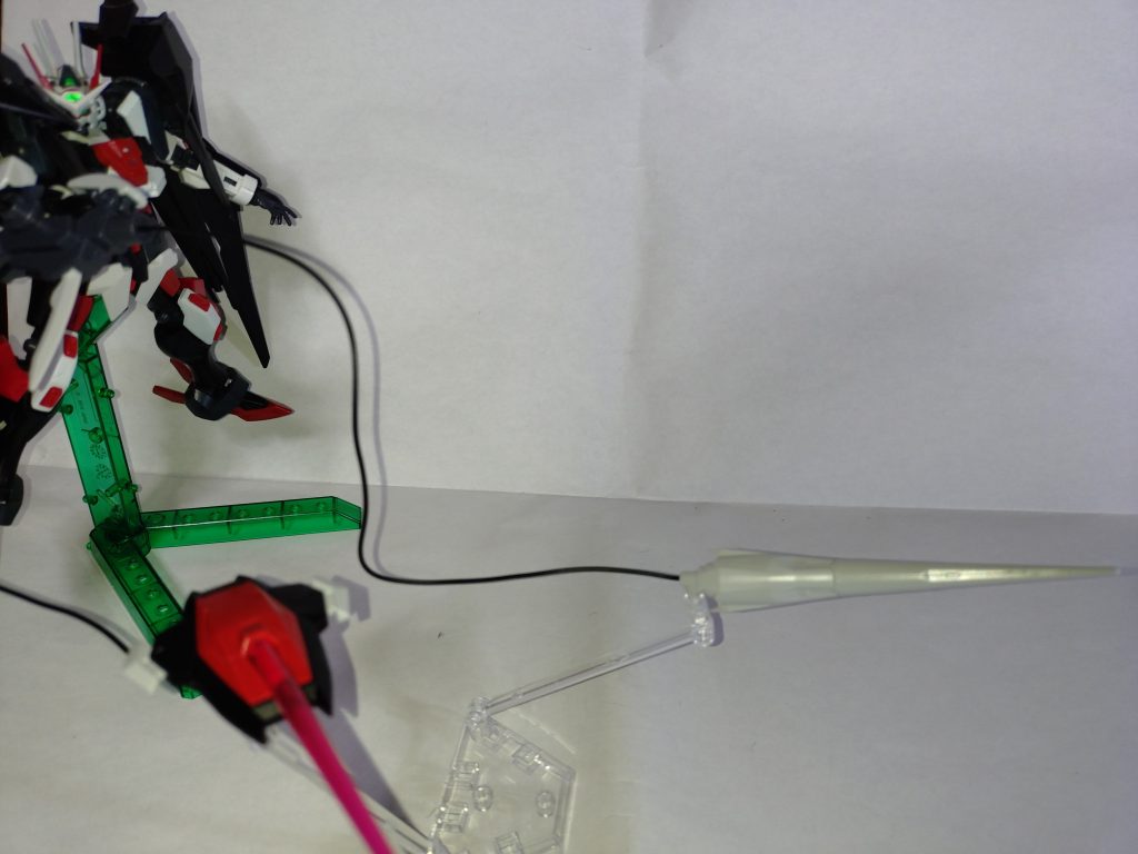 右腕に装備されたランス「ジャベリンブレイサー尾刈斗」。コレは水星の魔女シリーズの魅華襟酢(ミカエリス)の新武装を尾刈斗用に改良した複合兵装。