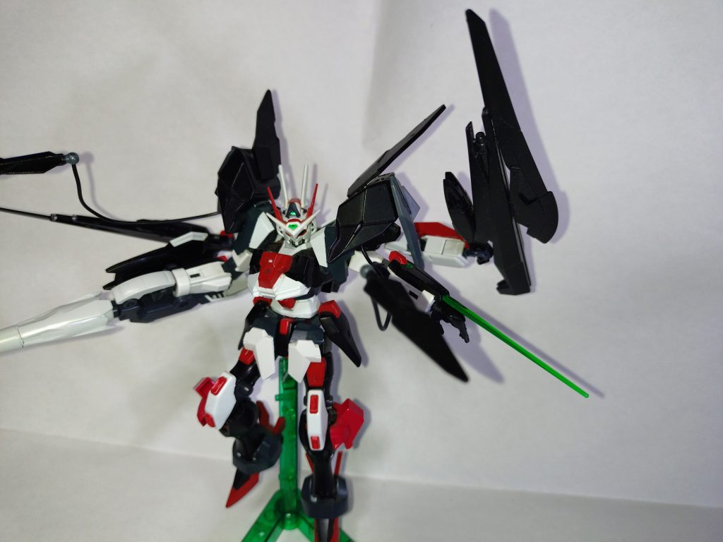 肩に装備したマントはこの様に剣と有線式アンカーを搭載している。この武装をサブアームも使ってトリッキーな戦法で複数の相手と戦う。