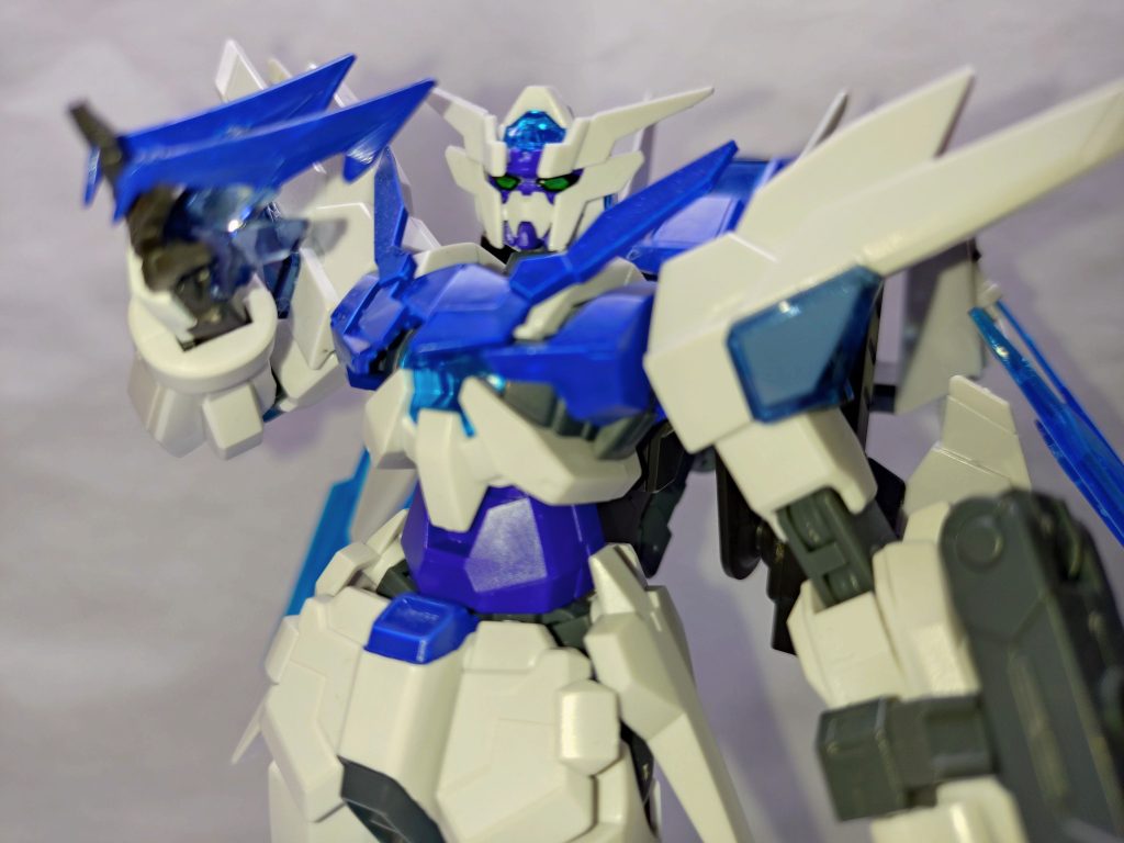 頭部はオリジナルのままで水星の魔女シリーズの「屡武利朱磁盂(ルブリスジウ)」のバイザーを流用した取り外し可能な仮面を作成した。