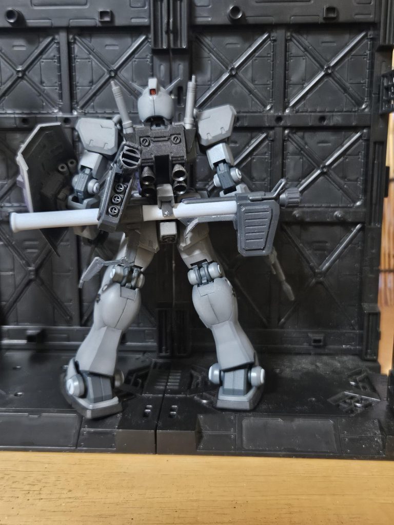 後ろ腰のラックにバズーカを固定したり専用のホルダーでビームライフルをマウント出来たり