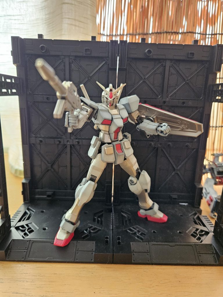 武装はビームサーベル、ライフル、シールド