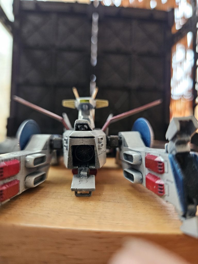 中央のハッチはハイメガランチャーになりましたこれは確か監督が「宇宙戦艦ヤマト」と「ホワイトベース」どっち強いの質問で「波動砲」を警戒してたのでホワイトベースにも波動砲を…で付けたような気がする…😅ホワイトベースの武装のメガ粒子砲も地味に再現