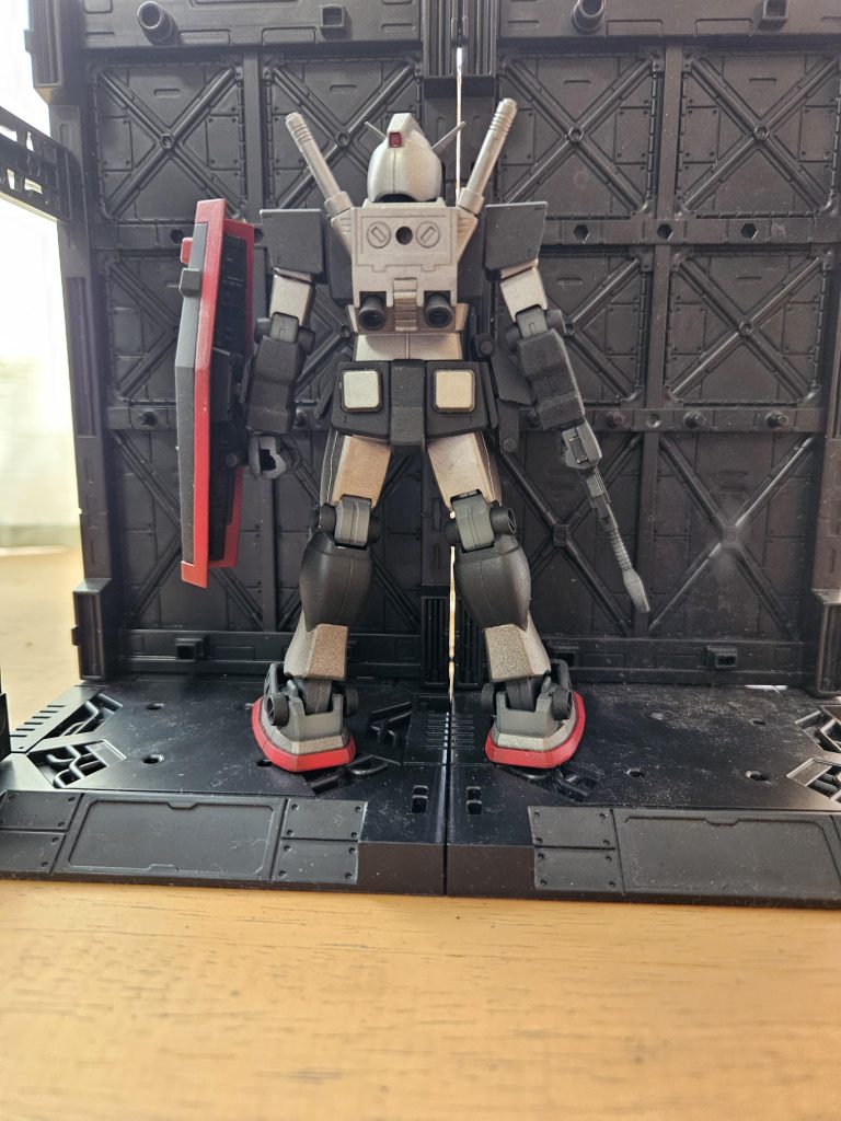 後ろ実はバックパックが二号機と微妙に違う