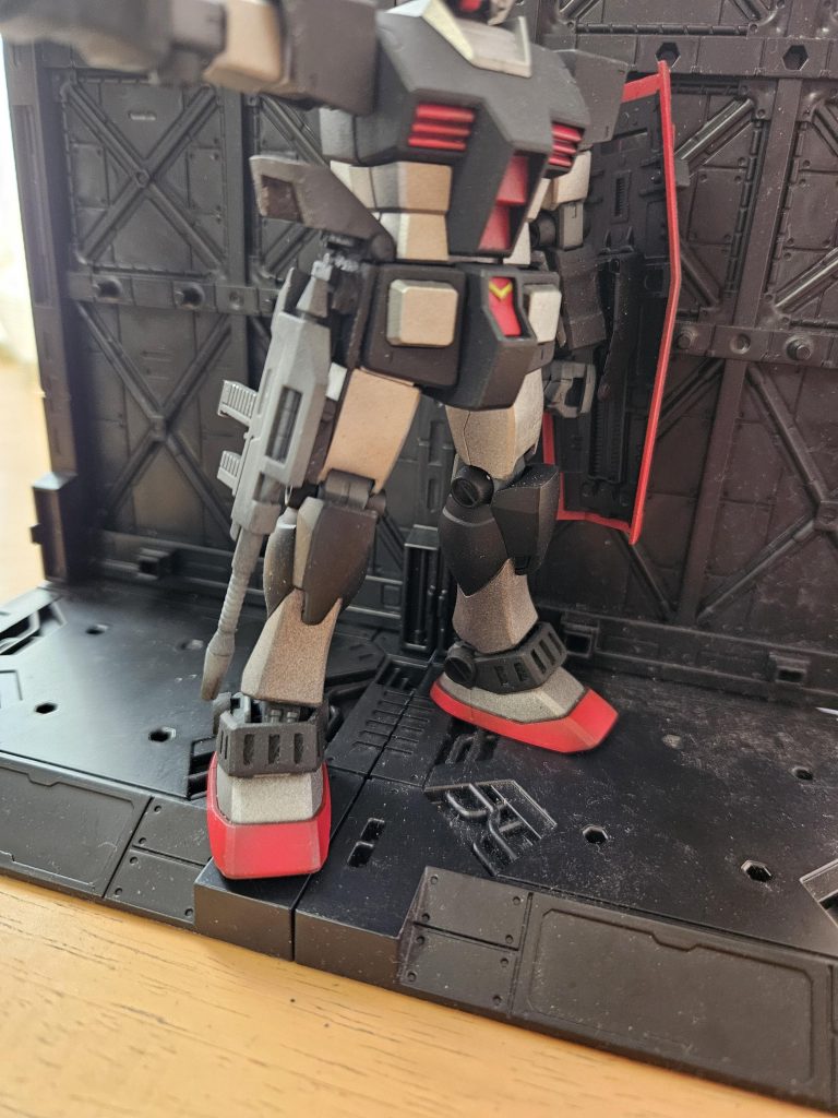 ホルスターが展開してライフルをマウントできます