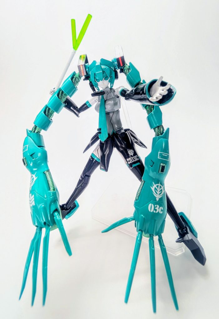 SNSで #ガンミクコンテスト のタグを見て妄想してたら『結構それなりに纏まった感じに初音ミクっぽく作れるのでは?やってみようぜ!』という勢いの便乗(←ここ重要)制作です(笑)あの手のコンテストは基本バ■ダイ純正のパーツしか使えないので、そこは意識して制作しましたが…別にアレはガンプラコンテストじゃなくてイラストコンテストみたいな感じですし、実際は何使っても良かったのですが…何か無駄に拘っちゃいましたね。初音ミクに武器を持たせるのは公式的にはあまり宜しくないっぽいって情報から武装は無しで。手持ちはビームネギです。髪の毛(ハイゴッグの腕)もビームキャノンではなく自在に動かせるサブアーム兼用推進機ってイメージですね。