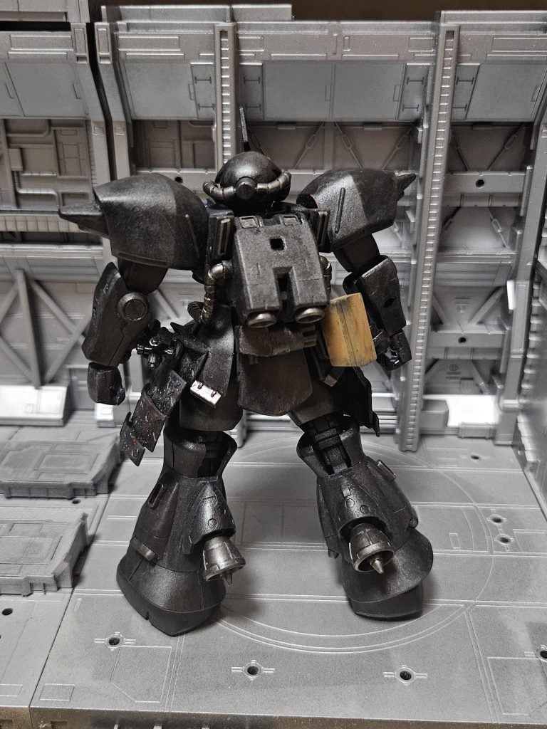 後ろオプションガトリングガンとその弾倉をマウント出来ます脚部には突撃力を増すためにバーニアが増設されてます