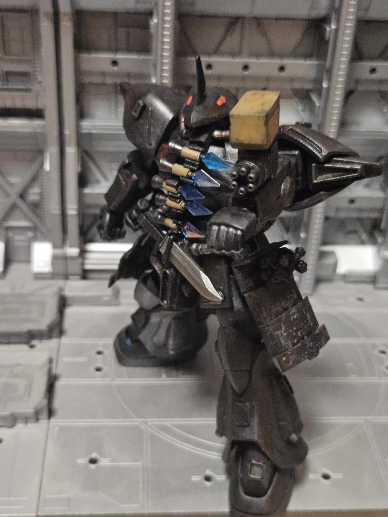 サイドスカートは甲冑をイメージした装甲が追加されザククラッカーやザクバズーカ用の弾頭がマウントされてます