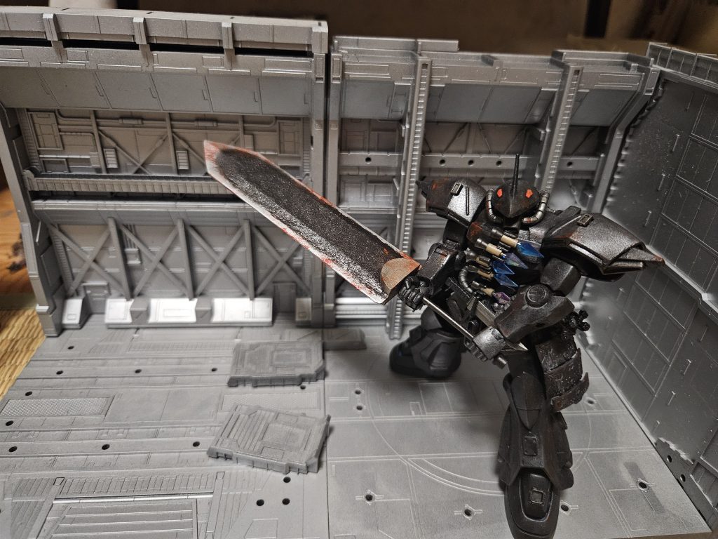 白兵戦に特化したグフを全領域に対応させつつさらに尖らせたった流体パルスアクセラレーターを搭載してるので全身に増設されたスラスターと合わせ翔んだり高速で回ったり通常のグフよりも格闘能力が向上している