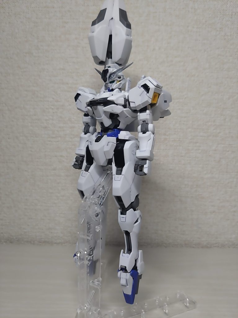 今回はレッド部をコバルトブルーに塗り替え、シール部分を筆塗り後つや消しトップコートと短時間で仕上げました。(いわゆる簡単フィニッシュです)↓以下アクションが数枚続きます。