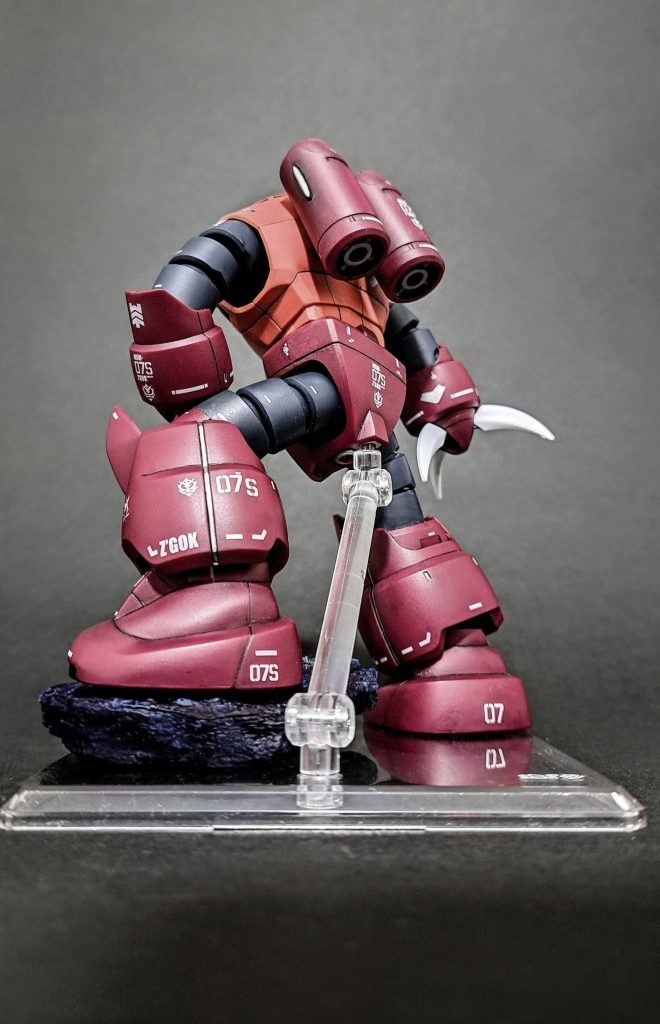 追加で。……お甥っ子のもとに返す用に固定できるちょっとしたディスプレイを製作。植木鉢から岩の様なものをチョイスしサフふいて娘の絵の具でペタペタ塗ってトップコート吹いてズゴックの尻にピンバイスで穴あけ固定しディスプレイ。