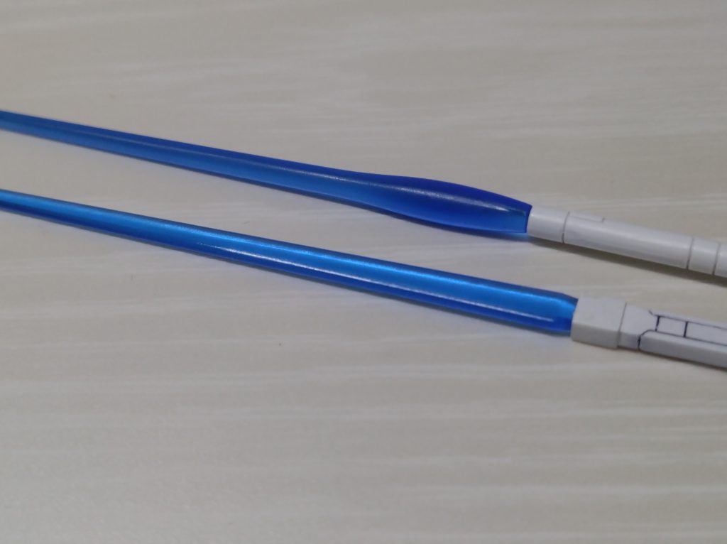 余談ですが…。ヤスリで磨いたビームサーベルエフェクト(画像上)は劇中の作画に近くて最近よく行う工程です。15年近く前のホビージャパンの作例にありました。好みの半透明具合なってお気に入りです。