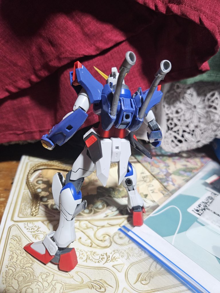 バックパックはエアリアルの物に手を加えて作り、マフラーの部分はプラパイプとプラ棒を火で炙って曲げたり溶かしたりして作りました！！