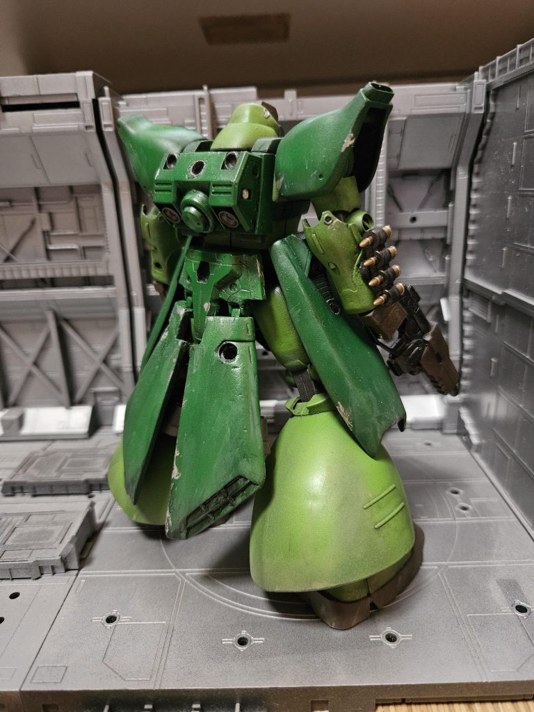 後ろスカート等は延長され防御が増している他、裏側にスラスターが増設され重量による機動力低下が無いように調整されているグレネードラックや追加装備等のプラットホーム機能も備わっているバックパックは地上、宇宙両方に対応する物が装備されている