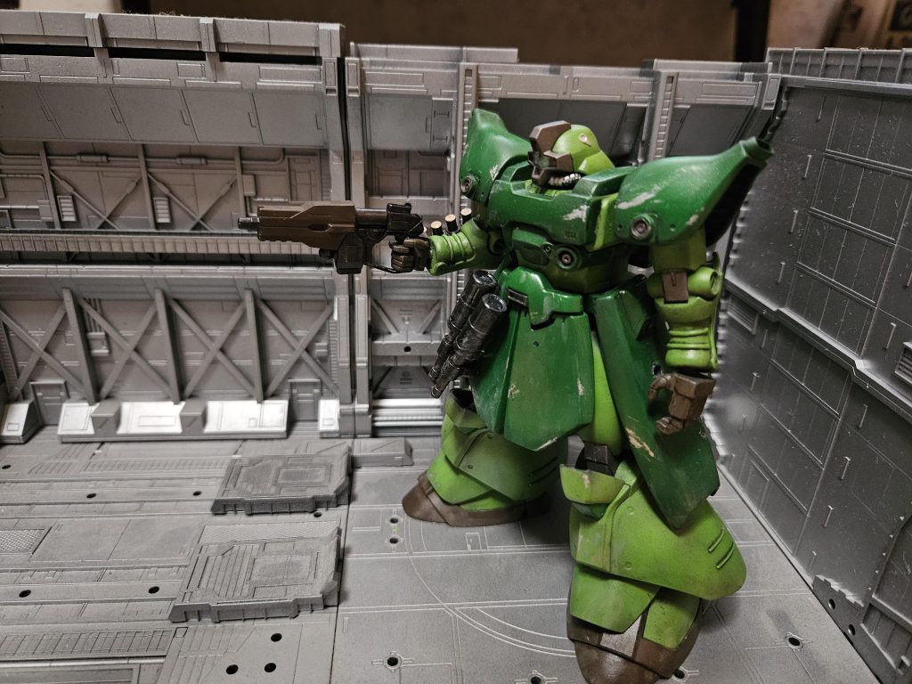 ドアノッカー(開発時仮称)連邦の放置されたビーム兵器を回収しジオン独自で試作したビーム兵器E-CAP等のビームを調整管理する技術が解析できなかった為、装填されたメガ粒子は一射毎に全て放たれてしまうが一撃はビームランチャークラスの威力を持つまたメガ粒子を圧縮する機能も不完全な為、射程が非常に短く使用時は対象に接触し、零距離射撃が基本戦法であるこの際、ハッチ等に銃口を接触させた時の音がノックの様に聴こえた事が名前の由来メガ粒子は一射毎にチャージが必要でストックは右腕に固定されている後にこの技術がEパックやビームマグナムの開発に利用された…的な