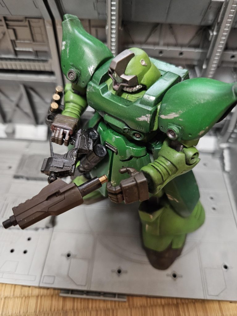 ドアノッカーは中折式になっていて一射毎に弾(メガ粒子チャージ済ボトル)を排莢、装填する