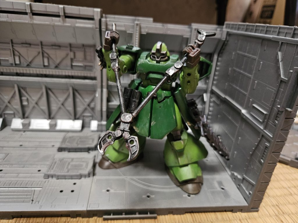 鋏部は数種類ありワイヤーカッタータイプ以外にもボルトカッターの様な直刃タイプもある本来はコロニー建設等に使われる工具戦艦や基地のハッチをこじ開ける、装甲を引き剥がす他直接敵MSを解体する事も可能でマルマンチェダ(断末魔)はその際の光景から付けられた通り名