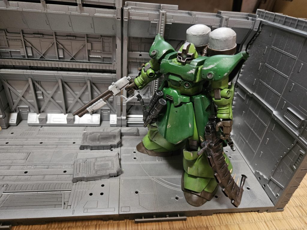 フレイムスロウワー粘性のある可燃液を吹き付けて対象を焼く火炎放射器粘度が高く一度付着すると水で落とせないため水中でも消えないまた成分に酸素も含んでいるため宇宙でも使用できる