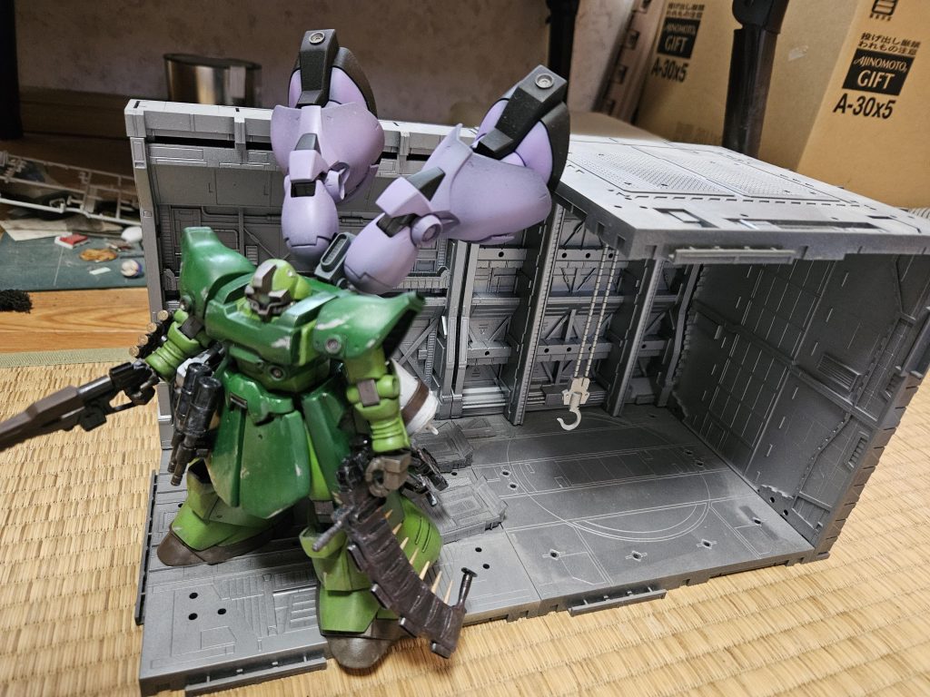 Tブースターリックドムの脚部を追加ブースターとして改修した装備内部換装により地上、宇宙で使用できる