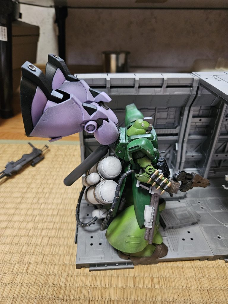 元となった機体を参考に爪先先端にスラスターを追加したりプロペラントタンクが追加されたりしているまた「脚」としての機構が残っているので可動を利用してAMBACとしても機能する