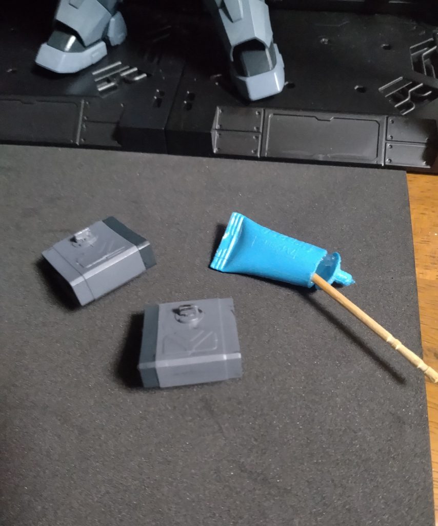 これは！プラモ作りのチョイ技✌️ミニ四駆のグリスです✨😆キツイパーツとか、擦れて塗装剥げ、パーツ同士が擦れて緩む所に、爪楊枝でチョイ付けでクリア＼⁠(⁠^⁠o⁠^⁠)⁠／破損を防ぐ確率が上がります👍ロボット魂とかの手のパーツ交換にもイイですよ。