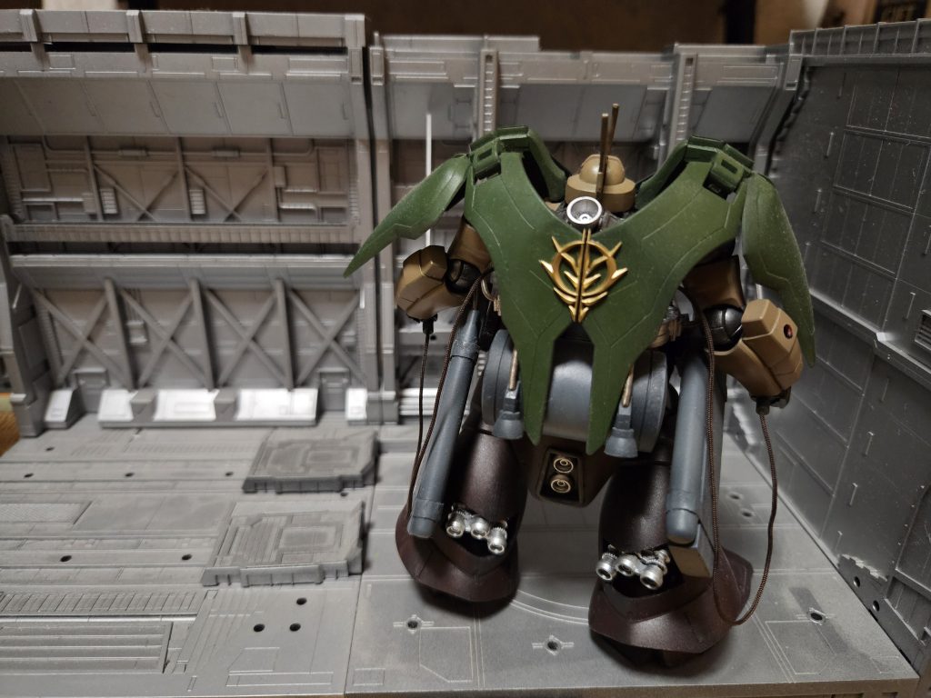 追加装甲は対ビームコーティングが施され、さらに肩部からビーム撹乱幕が任意で噴霧される噴霧された撹乱幕を装甲表面に纏わせ、ビームに対する防御力が増している戦艦や拠点攻撃時、ビームによる迎撃の強行突破を目的としている   背中にはジオンを背負っている