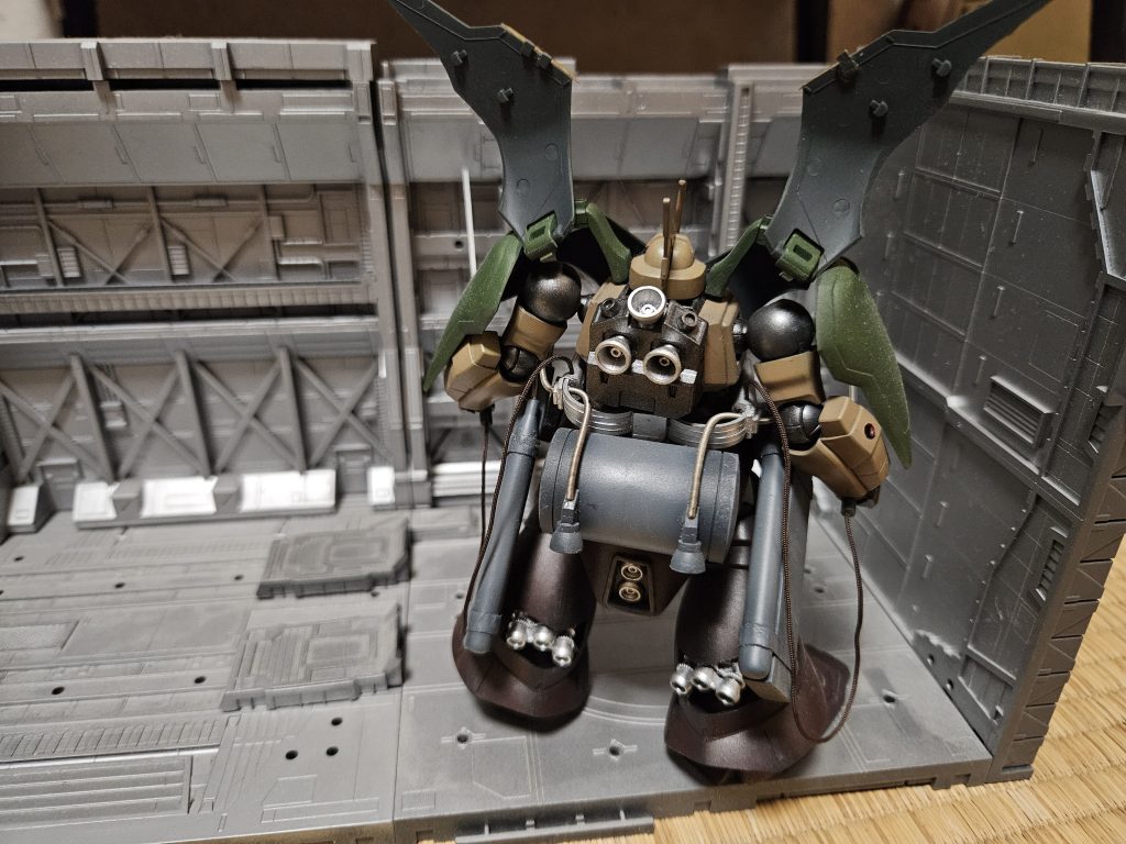 追加装甲はバックパック使用時に展開し、安定翼として機体を制御させる機能も兼ねる背部にはワイヤードラムが装備されている脚部バーニアは即応性、効率を重視して露出している