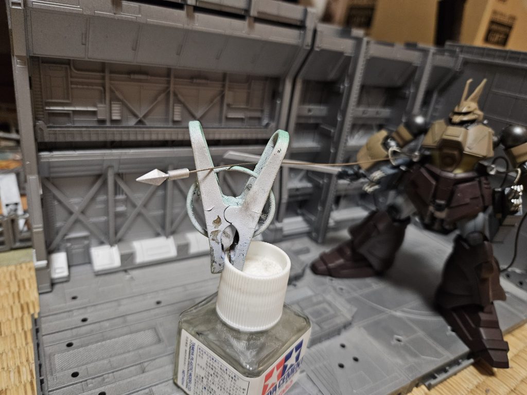 腰部アンカーリニアにより射出されるアンカーで、背部ドラムにワイヤーが収納されているセンティピードという兵器を参考に考案された装備で宇宙において推進剤を使わずに移動出来るため機体の稼働時間を大幅に延長することが出来たまた地上でもベテランが使用するとトリッキーな機動が出来るため効果的であった