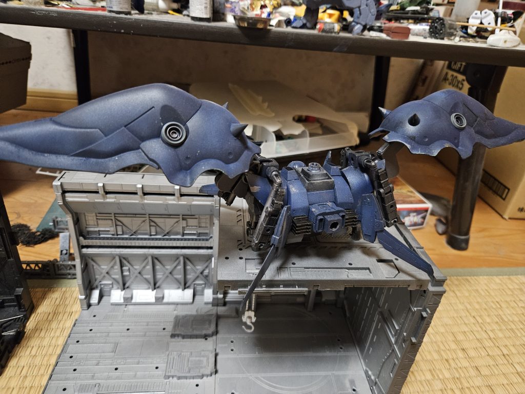 両翼には合計四門のメガ粒子が装備されているまた飛行を安定させるために四方にスタビライザー兼安定翼が装備されている