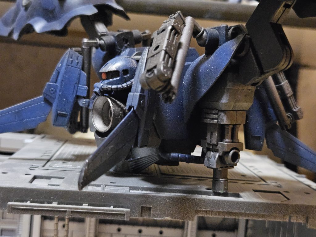 中央に大型のメガ粒子砲を備え、その周囲にランディングギアを兼ねたサブアームが装備されているサブアームには対地用のガトリングガンが装備されている