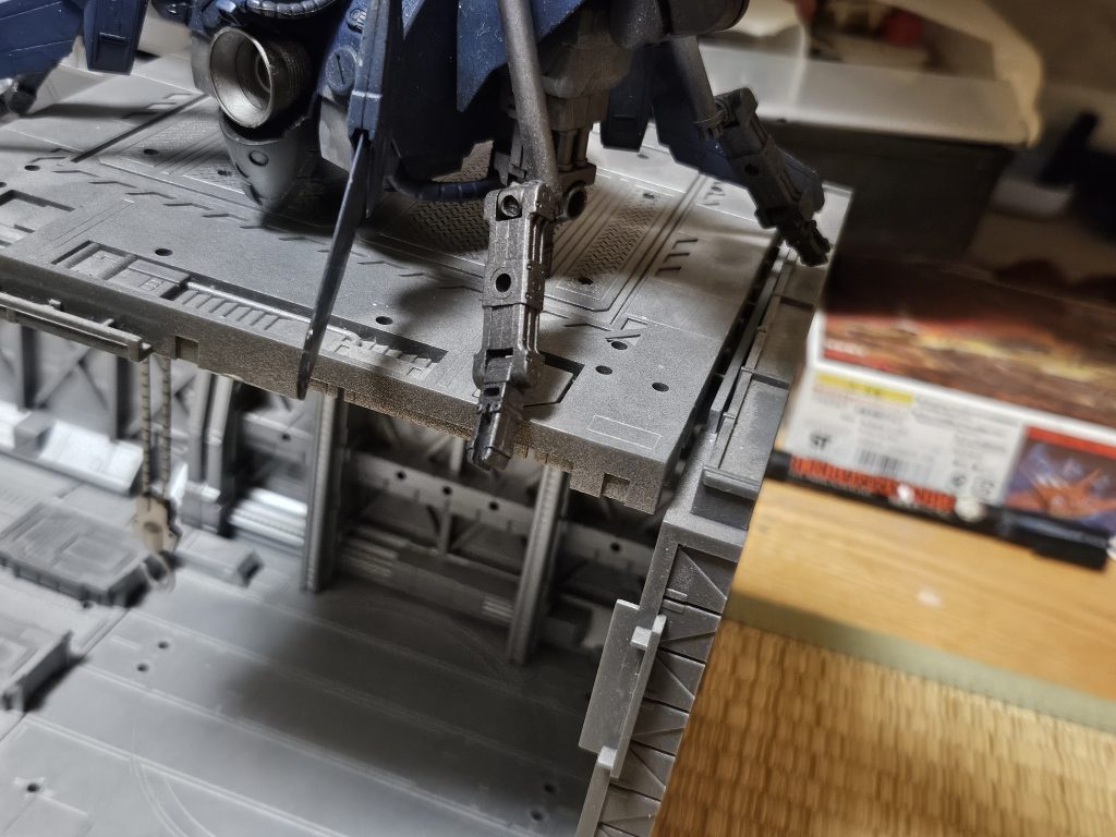 サブアームはハードポイントが設けられており状況において多様な追加装備が可能である