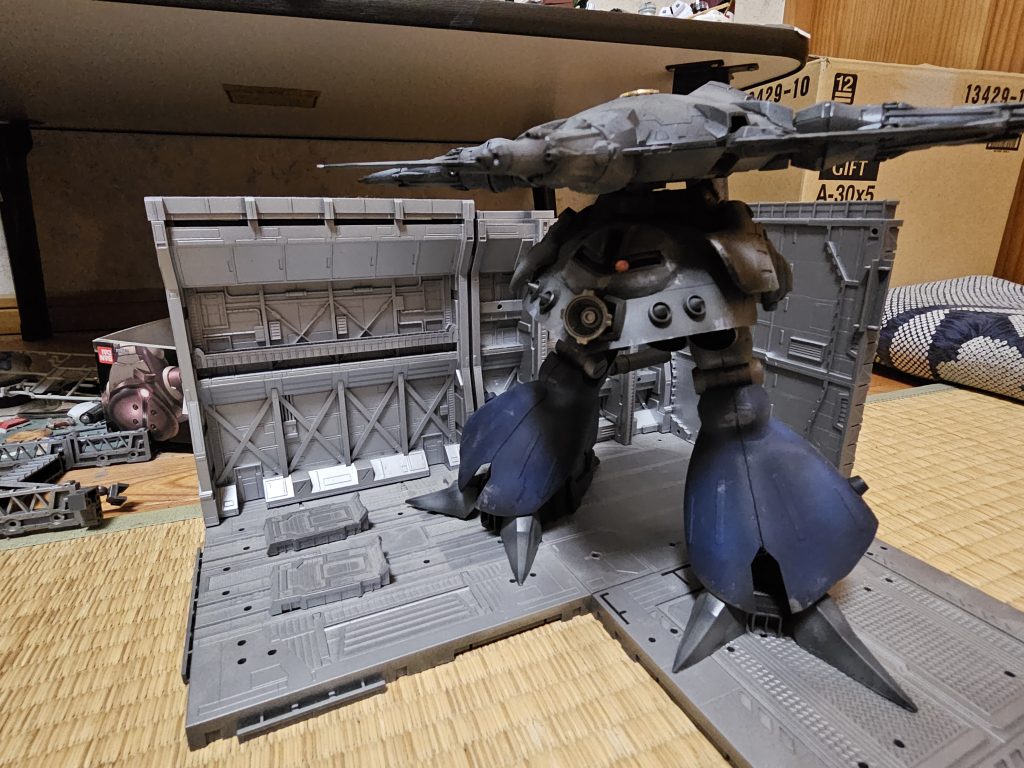 大型メガ粒子砲を正面に拡散メガ粒子砲を四門機体上部にはニュータイプが乗るとビットとして使用できる連装ビーム砲が大小合わせて五基上部ユニットは砲塔の様に回転するため360度に砲口を向ける事が出来る