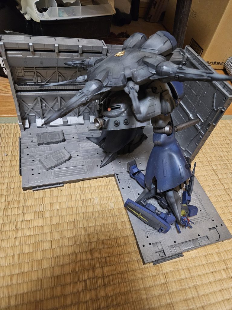 ダウンサイジングしたとしても普通のMSならこの通りの大きさ小型化に伴い稼働効率が上がった為ビグザムより活動時間は大幅に改善されている