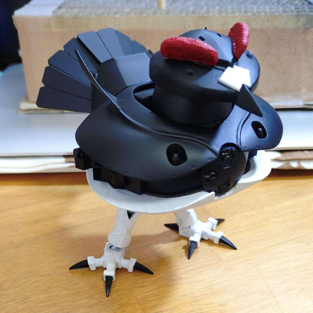 翼は差し替え式なので、ライチョウの「通常形態」も再現。頭のトサカっぽいもの(肉冠)は砂加工してトサカ感を再現してます。粒子砲の類は全て排除して、代わりに正面にレドームを装備してます。便宜上「観測仕様」なので( ´∀`)