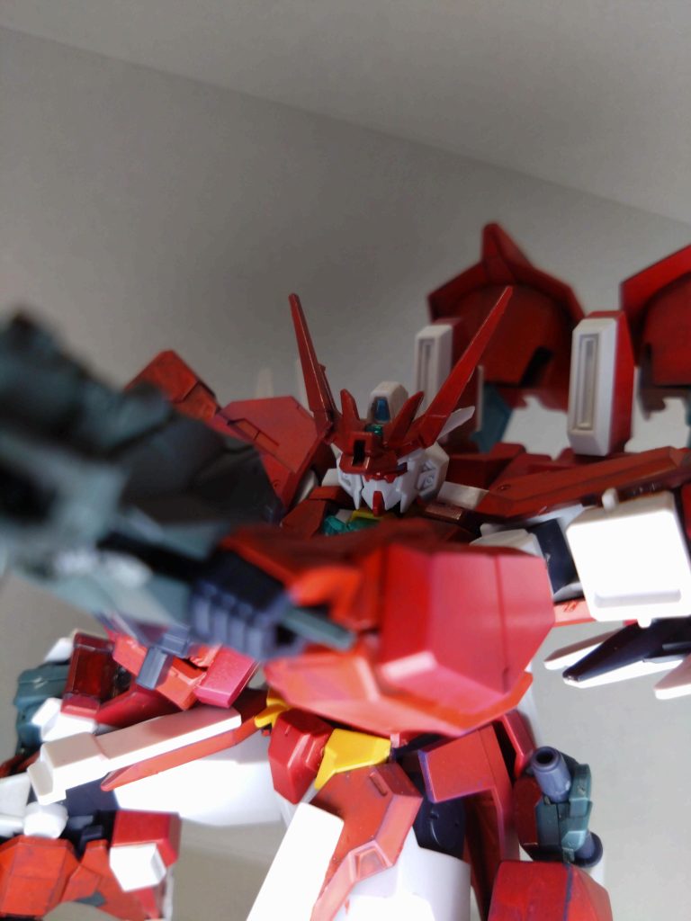 ユーラヴェンガンダムとシルヴァ・バレトサプレッサー以外は一切使用しておらず、お互いのパーツを繋ぎ合わせただけでプラ板等も全く使っていません。