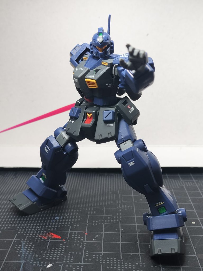 サーベルを構えるジムクゥエル