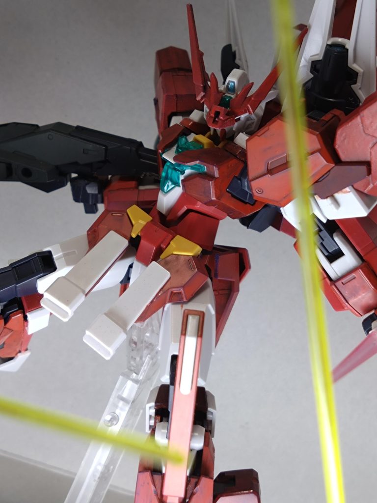 機体コンセプトである狙撃特化機体ながらも隠し(ていない)腕が足にあるので、それにサーベルを持たせて近距離もある程度こなせそうな感じに仕上がっています。